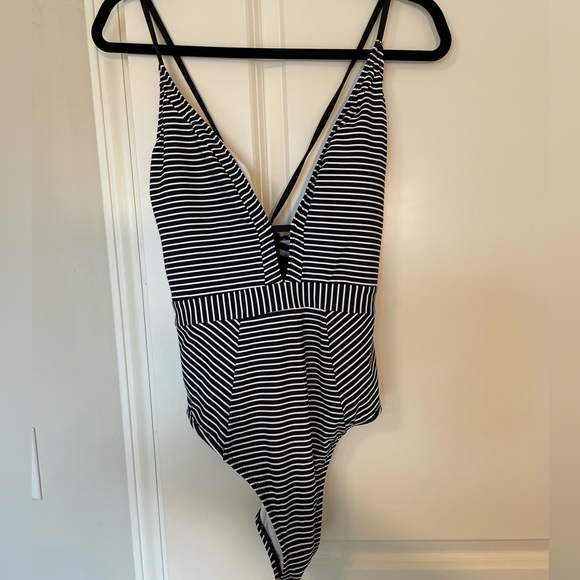 Striped keyhole swimsuit - Picture 3 of 9